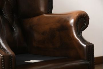 イギリスビンテージ　本革　重厚感のある佇まいが魅力的なウイングバックソファ(ウィングバック、チェスターフィールドソファ、アームソファ、一人掛けソファ、レザーソファ、ヴィンテージ)(R-061709)