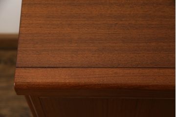 希少　和製ビンテージ　YAMAHA(ヤマハ、山葉)　チーク材　シャッター(蛇腹)　美しい色合いと曲線が魅力的なサイドボード(サイドキャビネット、収納棚、戸棚、ヴィンテージ)(R-061713)