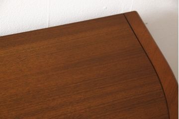希少　和製ビンテージ　YAMAHA(ヤマハ、山葉)　チーク材　シャッター(蛇腹)　美しい色合いと曲線が魅力的なサイドボード(サイドキャビネット、収納棚、戸棚、ヴィンテージ)(R-061713)