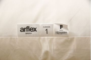 中古　超美品　arflex(アルフレックス)　BRERA (ブレラ)　L1　本革　ブラックカラーが高級感を醸し出すレザークッション(定価約7万円)(R-061715)