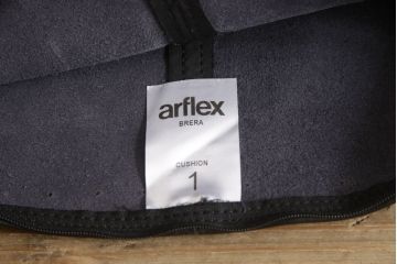 中古　超美品　arflex(アルフレックス)　BRERA (ブレラ)　L1　本革　ブラックカラーが高級感を醸し出すレザークッション(定価約7万円)(R-061715)