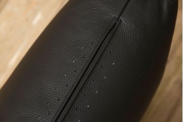中古　超美品　arflex(アルフレックス)　BRERA (ブレラ)　L1　本革　ブラックカラーが高級感を醸し出すレザークッション(定価約9万5千円)(R-061716)