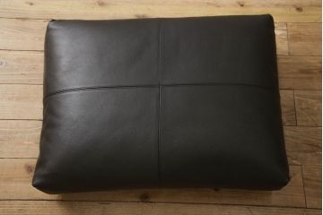 中古　超美品　arflex(アルフレックス)　BRERA (ブレラ)　L1　本革　ブラックカラーが高級感を醸し出すレザークッション(定価約9万5千円)(R-061716)