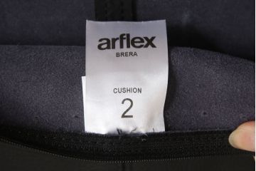 中古　超美品　arflex(アルフレックス)　BRERA (ブレラ)　L1　本革　ブラックカラーが高級感を醸し出すレザークッション(定価約9万5千円)(R-061716)