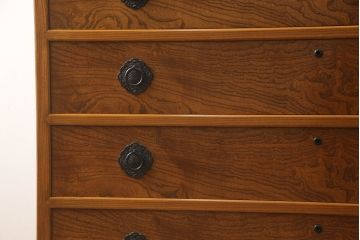 中古　美品　国産　職人手造り　欅(ケヤキ)材　内部桐材　厚手の桐材使用!　荘厳な雰囲気漂う和箪笥(衣装箪笥、和服箪笥、着物箪笥、和タンス、和たんす、引き出し、チェスト)(定価約60万円)(R-061719)