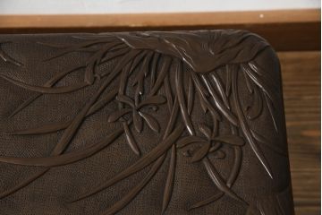 中古　日光彫り　迎寿作　隅々まで施された彫刻に目が奪われる高級総彫り仕上げのローテーブル(センターテーブル、リビングテーブル、座卓、食卓)(R-061738)