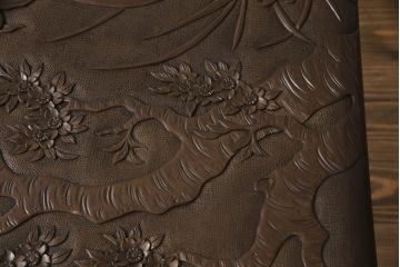中古　日光彫り　迎寿作　隅々まで施された彫刻に目が奪われる高級総彫り仕上げのローテーブル(センターテーブル、リビングテーブル、座卓、食卓)(R-061738)
