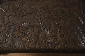 中古　日光彫り　迎寿作　隅々まで施された彫刻に目が奪われる高級総彫り仕上げのローテーブル(センターテーブル、リビングテーブル、座卓、食卓)(R-061738)