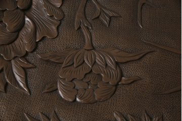 中古　日光彫り　迎寿作　隅々まで施された彫刻に目が奪われる高級総彫り仕上げのローテーブル(センターテーブル、リビングテーブル、座卓、食卓)(R-061738)