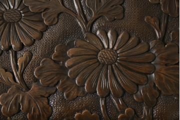 中古　日光彫り　迎寿作　隅々まで施された彫刻に目が奪われる高級総彫り仕上げのローテーブル(センターテーブル、リビングテーブル、座卓、食卓)(R-061738)