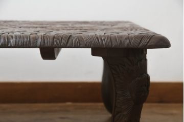 中古　日光彫り　迎寿作　隅々まで施された彫刻に目が奪われる高級総彫り仕上げのローテーブル(センターテーブル、リビングテーブル、座卓、食卓)(R-061738)