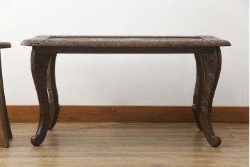 中古　日光彫り　迎寿作　すらりと伸びた脚のデザインが目を惹く高級総彫り仕上げのローテーブル(センターテーブル、カフェテーブル、コーヒーテーブル、リビングテーブル、座卓)(R-061739)