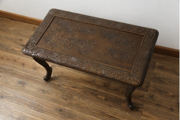 中古　日光彫り　迎寿作　すらりと伸びた脚のデザインが目を惹く高級総彫り仕上げのローテーブル(センターテーブル、カフェテーブル、コーヒーテーブル、リビングテーブル、座卓)(R-061739)