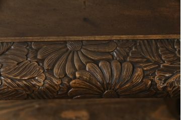 中古　日光彫り　迎寿作　すらりと伸びた脚のデザインが目を惹く高級総彫り仕上げのローテーブル(センターテーブル、カフェテーブル、コーヒーテーブル、リビングテーブル、座卓)(R-061739)