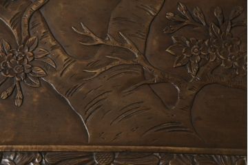 中古　日光彫り　迎寿作　すらりと伸びた脚のデザインが目を惹く高級総彫り仕上げのローテーブル(センターテーブル、カフェテーブル、コーヒーテーブル、リビングテーブル、座卓)(R-061739)