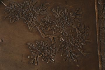 中古　日光彫り　迎寿作　すらりと伸びた脚のデザインが目を惹く高級総彫り仕上げのローテーブル(センターテーブル、カフェテーブル、コーヒーテーブル、リビングテーブル、座卓)(R-061739)