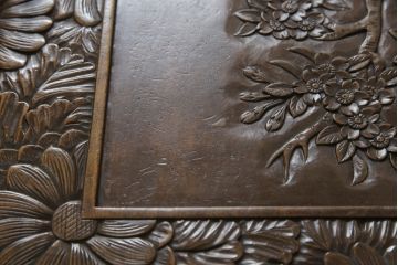 中古　日光彫り　迎寿作　すらりと伸びた脚のデザインが目を惹く高級総彫り仕上げのローテーブル(センターテーブル、カフェテーブル、コーヒーテーブル、リビングテーブル、座卓)(R-061739)