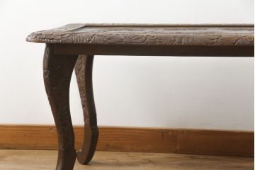 中古　日光彫り　迎寿作　すらりと伸びた脚のデザインが目を惹く高級総彫り仕上げのローテーブル(センターテーブル、カフェテーブル、コーヒーテーブル、リビングテーブル、座卓)(R-061739)