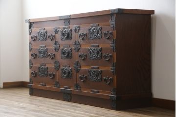 中古　岩谷堂箪笥　迫力のある金具が見事な衣装タンス(和タンス、衣装箪笥、収納箪笥、引き出し、サイドボード)(R-061743)