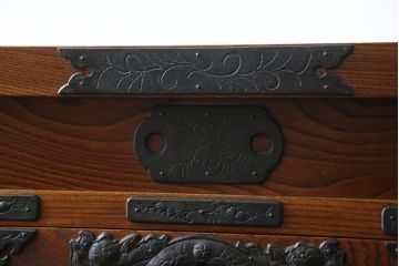 中古　岩谷堂箪笥　迫力のある金具が見事な衣装タンス(和タンス、衣装箪笥、収納箪笥、引き出し、サイドボード)(R-061743)