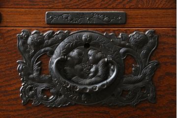 中古　岩谷堂箪笥　迫力のある金具が見事な衣装タンス(和タンス、衣装箪笥、収納箪笥、引き出し、サイドボード)(R-061743)