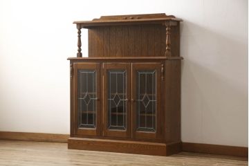 中古　美品　三越　Brugge(ブルージュ)　ステンドグラスがクラシカルな雰囲気を醸し出すブックケース(本箱、飾り棚、サイドボード、サイドキャビネット、収納棚、戸棚)(R-061745)