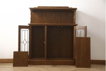 中古　美品　三越　Brugge(ブルージュ)　ステンドグラスがクラシカルな雰囲気を醸し出すブックケース(本箱、飾り棚、サイドボード、サイドキャビネット、収納棚、戸棚)(R-061745)