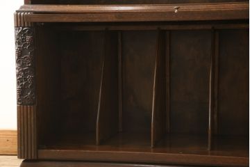 イギリスアンティーク　オーク材　葡萄の彫刻などさりげない演出に品を感じるスライド扉付きブックケース(本箱、戸棚、収納棚、飾り棚、キャビネット)(R-061746)