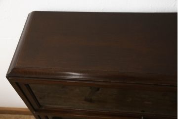 イギリスアンティーク　オーク材　葡萄の彫刻などさりげない演出に品を感じるスライド扉付きブックケース(本箱、戸棚、収納棚、飾り棚、キャビネット)(R-061746)