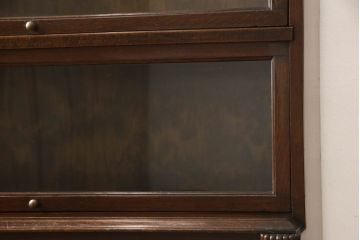 イギリスアンティーク　オーク材　葡萄の彫刻などさりげない演出に品を感じるスライド扉付きブックケース(本箱、戸棚、収納棚、飾り棚、キャビネット)(R-061746)