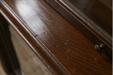 イギリスアンティーク　オーク材　葡萄の彫刻などさりげない演出に品を感じるスライド扉付きブックケース(本箱、戸棚、収納棚、飾り棚、キャビネット)(R-061746)