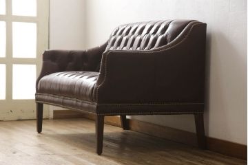 新品未使用　HALO(ハロ)　EAST BOURNE(イーストボーン) 2P SOFA　バイカータン　SHOP ASPLAND(ショップ アスプランド)取り扱い　高級感あふれる佇まいが魅力的な2人掛けソファ(2人掛け、2P)(定価約30万円)(R-061748)