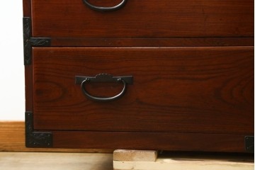和製アンティーク　昭和初期　前面欅(ケヤキ)材　漆塗り　和モダンな空間づくりに活躍する仙台箪笥　(R-061749)