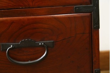和製アンティーク　昭和初期　前面欅(ケヤキ)材　漆塗り　和モダンな空間づくりに活躍する仙台箪笥　(R-061749)