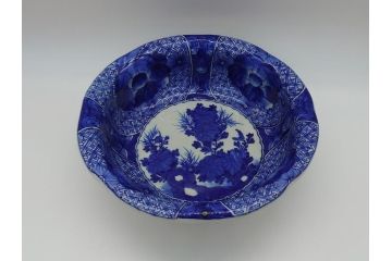 明治期　伊万里焼　ベロ藍　染付　8.7寸皿　約26.5cm　紺青色が目を引く花草文様の深鉢(八寸七分、牡丹、深皿、和食器、和皿)(R-061752)