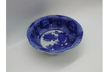 明治期　伊万里焼　ベロ藍　染付　8.7寸皿　約26.5cm　紺青色が目を引く花草文様の深鉢(八寸七分、牡丹、深皿、和食器、和皿)(R-061752)