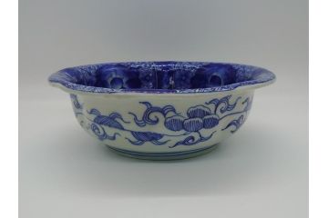 明治期　伊万里焼　ベロ藍　染付　8.7寸皿　約26.5cm　紺青色が目を引く花草文様の深鉢(八寸七分、牡丹、深皿、和食器、和皿)(R-061752)