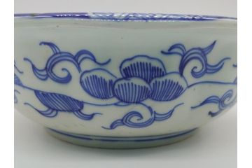 明治期　伊万里焼　ベロ藍　染付　8.7寸皿　約26.5cm　紺青色が目を引く花草文様の深鉢(八寸七分、牡丹、深皿、和食器、和皿)(R-061752)