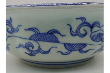 明治期　伊万里焼　ベロ藍　染付　8.7寸皿　約26.5cm　紺青色が目を引く花草文様の深鉢(八寸七分、牡丹、深皿、和食器、和皿)(R-061752)