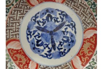 江戸後期　伊万里　二重高台　金彩　色絵　染付　8.3寸皿　約25cm　伝統美が輝く華やかで豪華な深鉢(八寸三分、深皿、丼、唐草文、和食器、和皿)(R-061753)