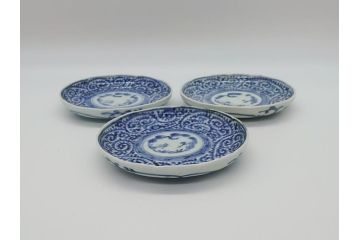 江戸期　古伊万里　染付　蛸唐草　松竹梅　4寸皿　約12.5　伊万里焼の伝統美が詰まった小皿3枚セット(四寸、渦福、和食器、和皿)(R-061756)