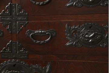 中古　美品　仙台民芸箪笥(仙台箪笥)　漆塗り　黒々した牡丹金具が目を引く整理箪笥(衣装たんす、和タンス、引き出し、サイドチェスト)(R-061758)