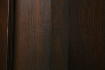 イギリスアンティーク　ウォールナット材　アールデコ　ボールフット　クラシカルな装飾が魅力のキャビネット　(R-061761)