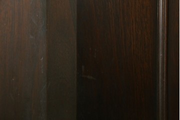 イギリスアンティーク　ウォールナット材　アールデコ　ボールフット　クラシカルな装飾が魅力のキャビネット　(R-061761)