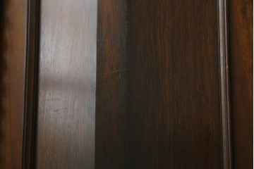イギリスアンティーク　ウォールナット材　アールデコ　ボールフット　クラシカルな装飾が魅力のキャビネット　(R-061761)
