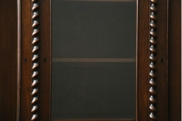 イギリスアンティーク　ウォールナット材　アールデコ　ボールフット　クラシカルな装飾が魅力のキャビネット　(R-061761)