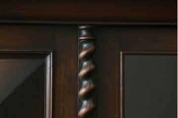 イギリスアンティーク　ウォールナット材　アールデコ　ボールフット　クラシカルな装飾が魅力のキャビネット　(R-061761)
