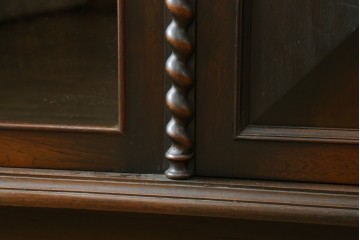 イギリスアンティーク　ウォールナット材　アールデコ　ボールフット　クラシカルな装飾が魅力のキャビネット　(R-061761)