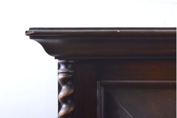 イギリスアンティーク　ウォールナット材　アールデコ　ボールフット　クラシカルな装飾が魅力のキャビネット(戸棚、収納棚)(R-061761)