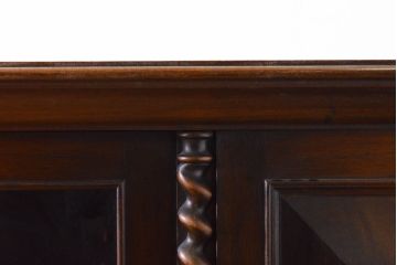 イギリスアンティーク　ウォールナット材　アールデコ　ボールフット　クラシカルな装飾が魅力のキャビネット(戸棚、収納棚)(R-061761)